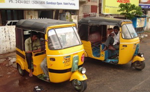 Nem tuktuk, autóriksa Indiából!