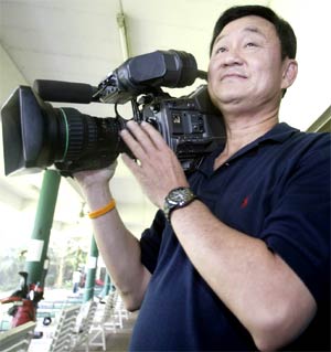 Thaksin kamerát ragad és visszafizet médiának (Fotó: Nation)